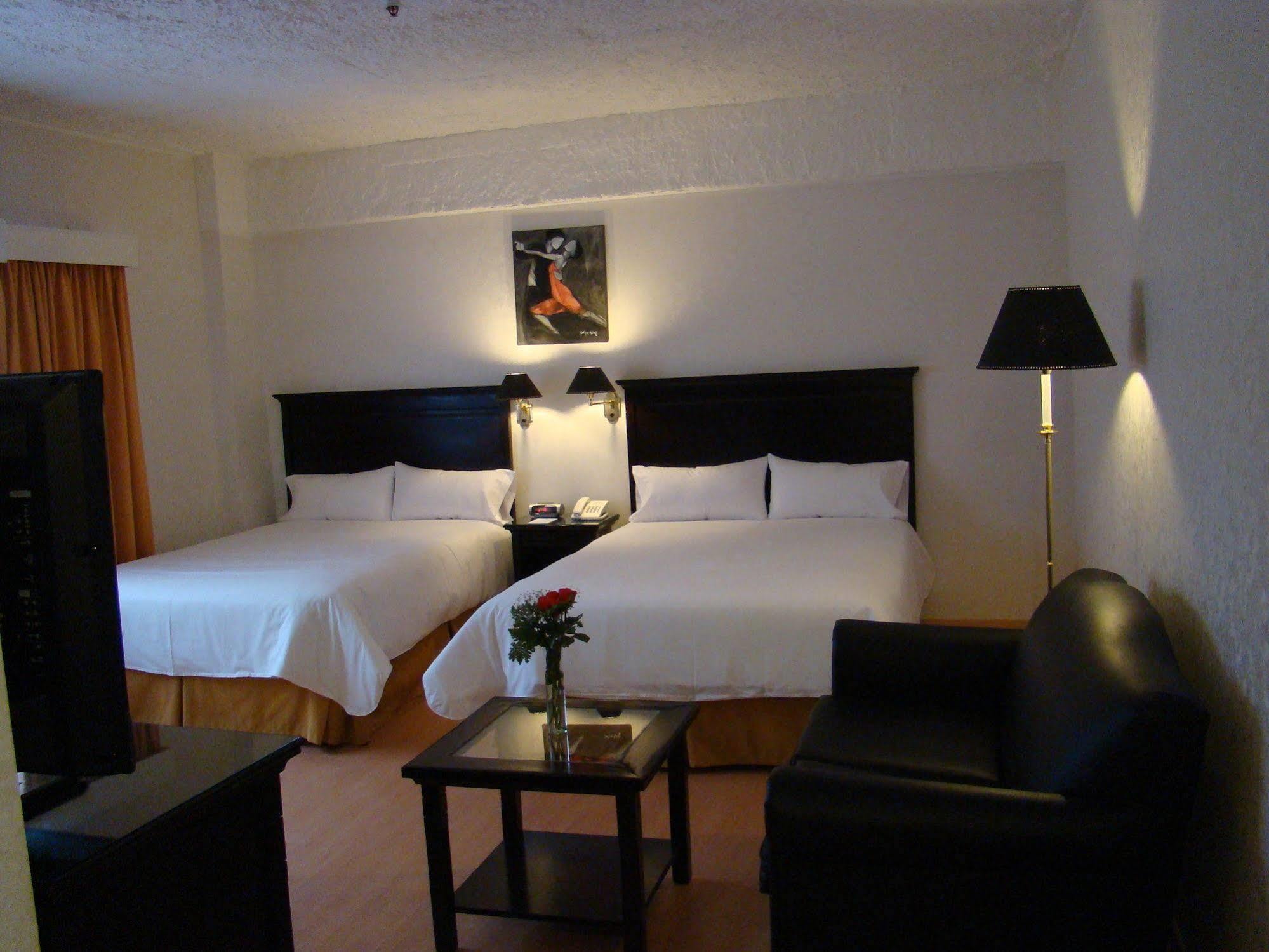 Ramada By Wyndham Buenos Aires Hotel Vicente López Екстериор снимка